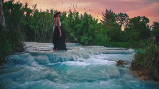 Uhd Cinemagraph Płynna Pętla Wideo Młodej Kobiety Stojącej Ciepłym Wodospadzie — Wideo stockowe