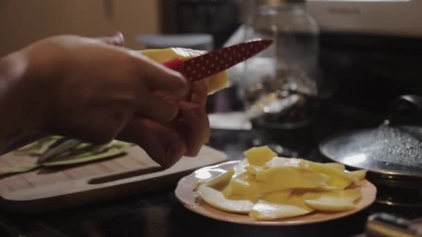 Kobieta Odcina Dojrzałe Mango Umieszczenie Płycie Zbliżenie Strzał — Wideo stockowe