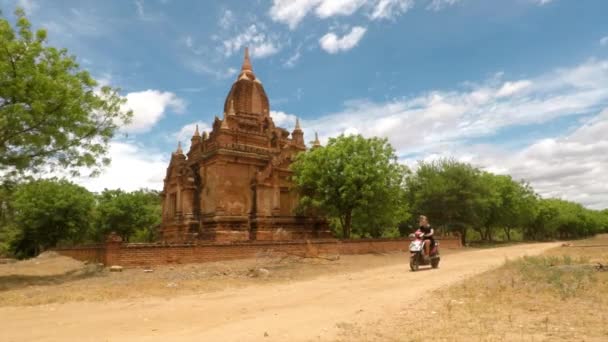 Menina Passeios Moto Estrada Tranquila Frente Grande Templo — Vídeo de Stock