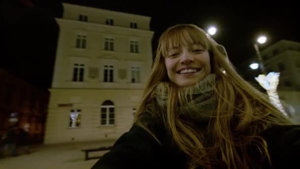 Χαρούμενο Κορίτσι Κρατώντας Την Κάμερα Και Γυρίζοντας Κύκλους Χειμώνα Βράδυ — Αρχείο Βίντεο