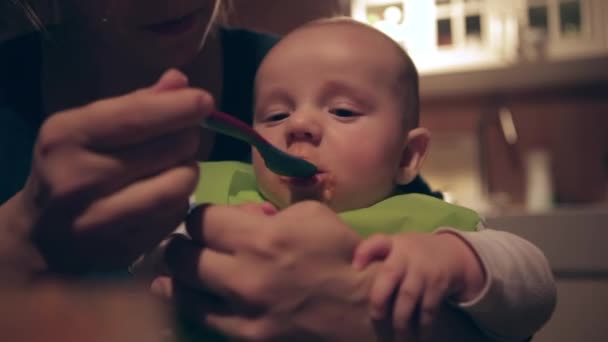 Mamma Matar Hungrig Bebis Haklapp Med Sked Närbild — Stockvideo