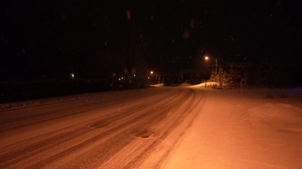 在雪地里 在安静的街道上奔跑 — 图库视频影像