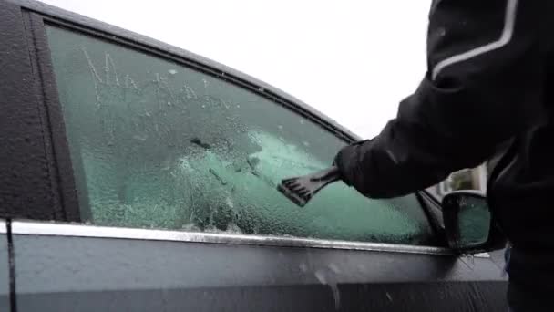 Arranhar Gelo Nas Janelas Carro — Vídeo de Stock