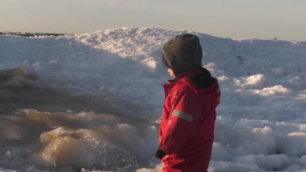 Dítě Jak Vlny Hroutí Ledu Severní Norsko Zpomalený Pohyb — Stock video