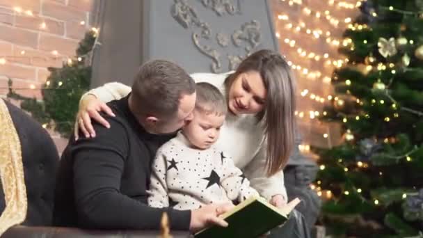 Χαριτωμένη Οικογένεια Ετοιμάζει Ένα Χριστουγεννιάτικο Δέντρο Στο Σπίτι Τους Πριν — Αρχείο Βίντεο