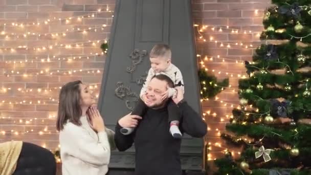 Roztomilá Rodina Připravuje Vánoční Stromek Svém Domě Před Novým Rokem — Stock video