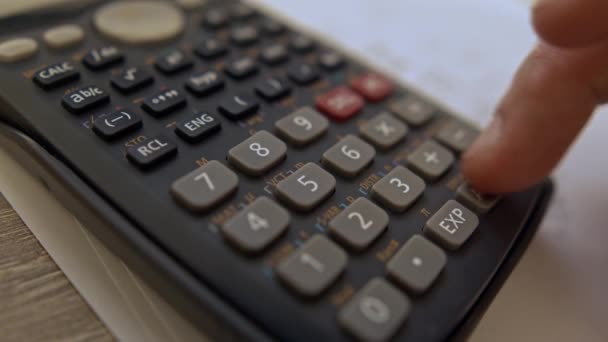 Accounting Close Shot Akuntan Menggunakan Kalkulator Close Shot Ujian Universitas — Stok Video
