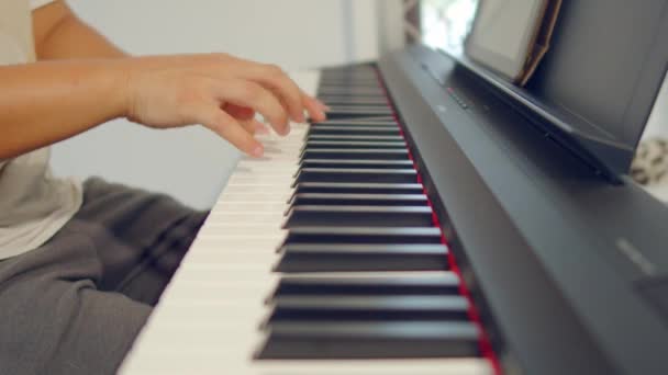 ピアノを弾く男性の手 楽器演奏 キーボード楽器デジタルキーボードを再生男性練習のショットを閉じます — ストック動画