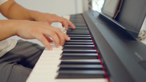 ピアノを弾く男性の手 楽器演奏 キーボード楽器デジタルキーボードを再生男性練習のショットを閉じます — ストック動画