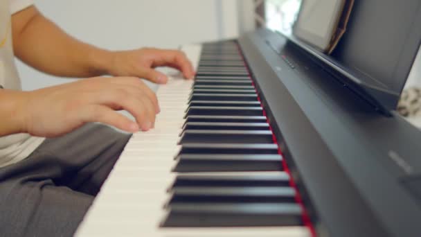 Manos Masculinas Tocando Piano Tocando Instrumentos Musicales Teclado Instrumento Primer — Vídeos de Stock