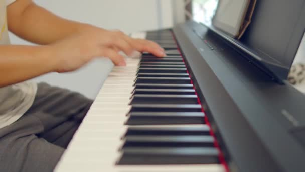 男性手弹钢琴 乐器演奏 男子练习数字键盘的键盘近照 — 图库视频影像