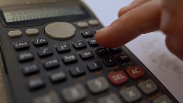 Accounting Close Shot Accountant Met Behulp Van Calculator Close Shot — Stockvideo