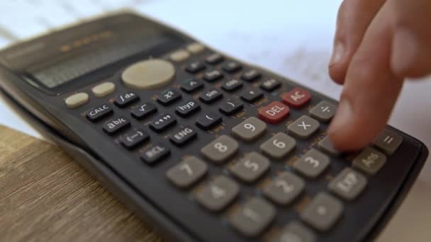 Buchhaltung Nahaufnahme Buchhalter Mit Taschenrechner Nahaufnahme Universitätsprüfung Mit Kakulator Nahaufnahme — Stockvideo