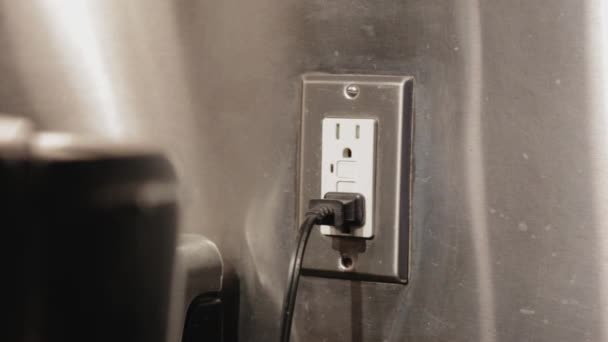 Een Persoon Stekker Een Elektrische Keuken Apparaat Een Twee Bende — Stockvideo