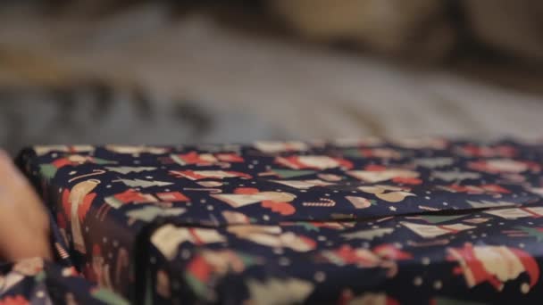 折叠礼品包装的边缘 用苏格兰带把它包起来 — 图库视频影像