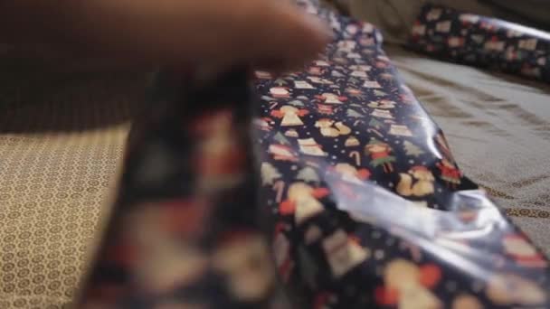 Húzza Egyik Oldalán Ajándék Csomagolás Félúton Dobozon Keresztül Rögzíti Egy — Stock videók