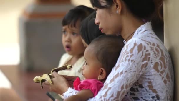 Maman Cuillère Nourrir Bébé Fille Sur Les Genoux Grattant Banane — Video
