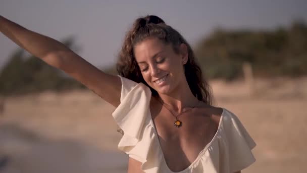 美しい女の子は熱帯の島のビーチで髪を渦巻く — ストック動画
