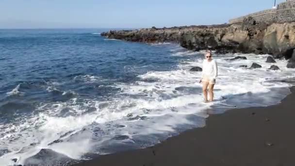 Kaukasische Wanderinnen Schwarzen Sandstrand Von Teneriffa Kanarische Inseln Spanien Kaltwasserreaktion — Stockvideo