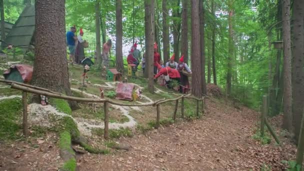 Dzieci Rodzicami Lubią Oglądać Miniaturowe Zabawki Reprezentujące Temat Dżungli Pośród — Wideo stockowe