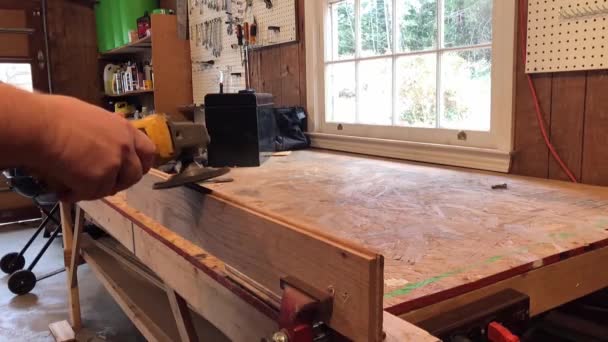 Człowiek Korzystający Automatycznego Szlifierki Sklepie Drewnem — Wideo stockowe