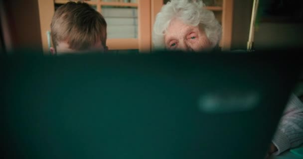 Jeune Garçon Montre Grand Mère Comment Utiliser Ordinateur Internet — Video