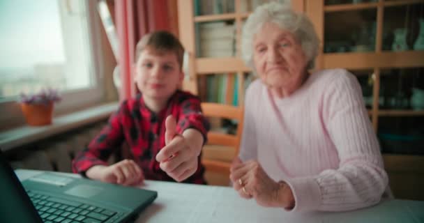 Großmutter Und Kind Sitzen Vor Einem Laptop Und Zeigen Den — Stockvideo