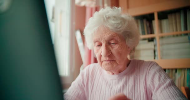 Nonna Utilizzando Computer Portatile Navigare Internet — Video Stock