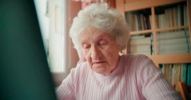 Grand Mère Tape Sur Clavier Ordinateur Portable Travaille Sur Son — Video