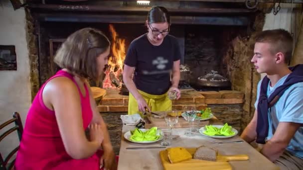 Cuplu Tânăr Uită Chelneriță Timp Răspândește Acoperire Delicioasă Varietate Pâine — Videoclip de stoc