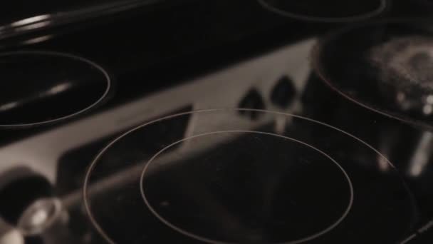 一种典雅的黑色独立电感应矢量范围厨房用具 近距离拍摄 — 图库视频影像