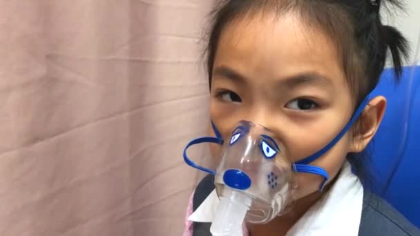 Asian Little School Girl Making Inhalation Inhalation Mask — Stock Video