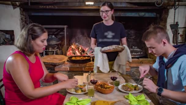 Kelnerka Oferująca Ciepły Chleb Domowej Roboty Młodej Parze Jedzącej Tradycyjny — Wideo stockowe