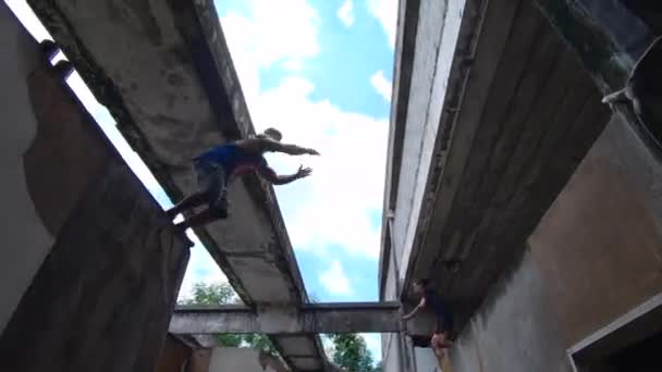 Due Freerunner Perfom Trucchi Saltare Arrampicarsi Fuggire Edificio — Video Stock