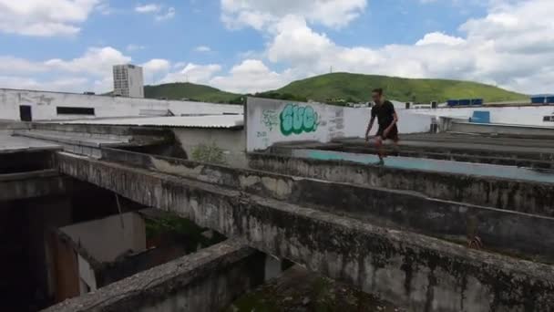 Freerunner Springt Von Dach Und Flüchtet Aus Gebäude — Stockvideo