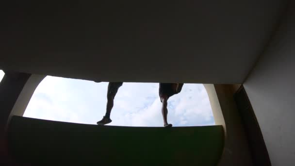 Dwóch Freerunnerów Schodzących Górnego Piętra Parkowym Domku Aby Wykonać Kilka — Wideo stockowe