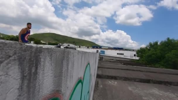 Freerunner Effectue Énorme Sidebackflip Partir Mur — Video