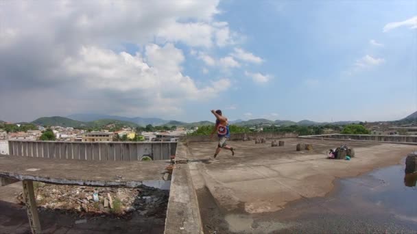 一个年轻的自由人跳到一座废弃建筑的屋顶上的慢镜头 — 图库视频影像