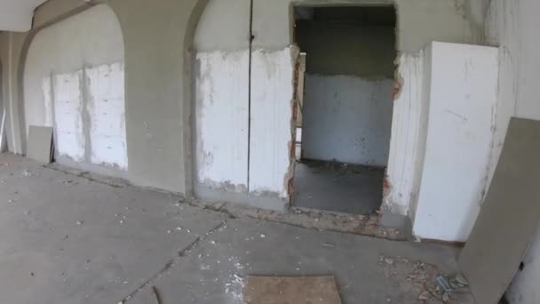 Два Вільнодумці Втекли Кімнати Щоб Бігти Уздовж Підлоги Закінчуючи Захопленим — стокове відео