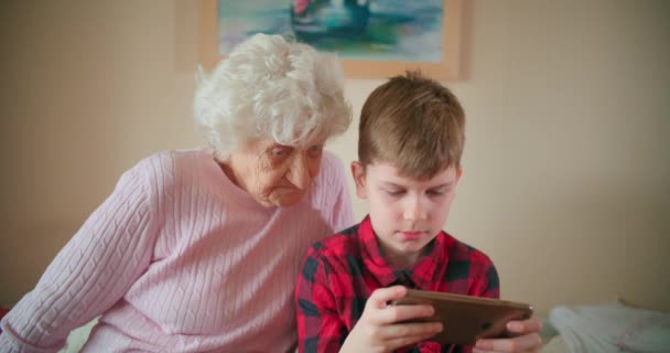 Petit Fils Joue Sur Téléphone Portable Pendant Que Grand Mère — Video