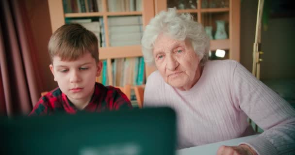 Nieto Abuela Sentados Frente Computadora Portátil Mirando Pantalla — Vídeo de stock