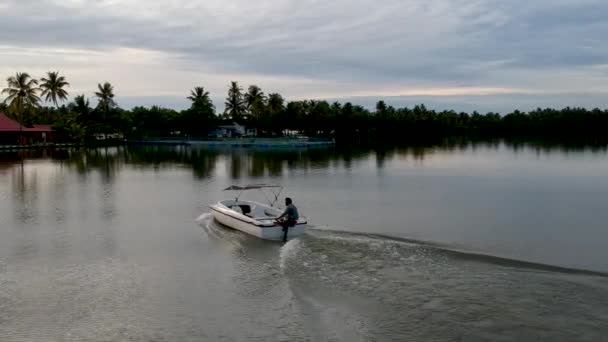 スピードボートはコスト 観光クルーズ アジア観光 ウォーターラインに達する — ストック動画