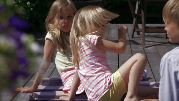 两个可爱的 阳光普照的姊姊嬉笑似地错过了放暑假 — 图库视频影像