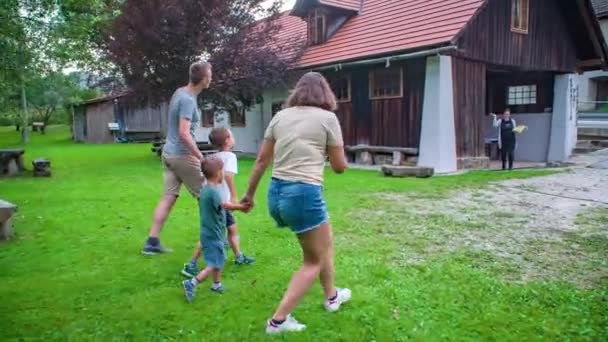 Eine Familie Mit Zwei Kindern Kommt Ein Restaurant Auf Dem — Stockvideo