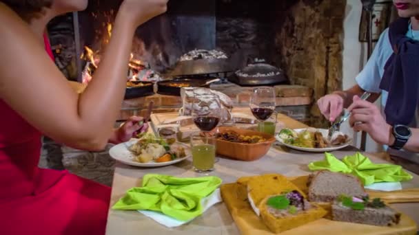 Toma Órbita Una Joven Pareja Guapa Comiendo Banquete Típico Esloveno — Vídeo de stock