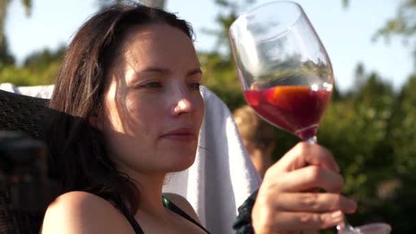 Ung Kvinna Skämt Och Leenden Medan Dricker Glas Sangria Långsamma — Stockvideo