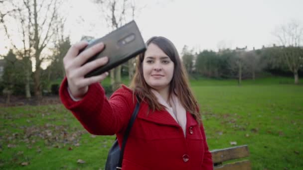 Wesoła Kobieta Robi Selfie Parku — Wideo stockowe