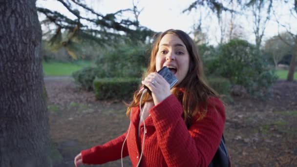 Cheerful Woman Dressed Red Singing Park — Stock Video