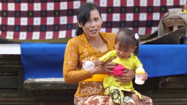 Mulher Asiática Açafrão Colorido Top Renda Com Criança Colo Sorri — Vídeo de Stock