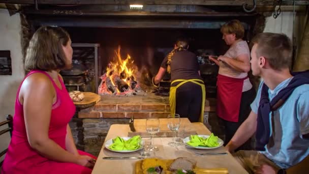 两名女服务员从烤箱里拿出装有肉 豆子和蔬菜的热铁锅 — 图库视频影像